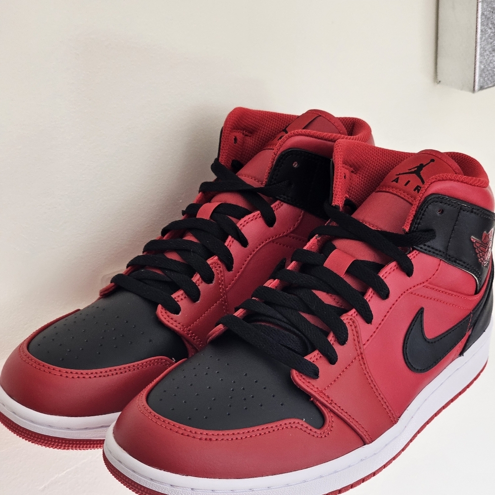 Jordan 1 Retro Mid
